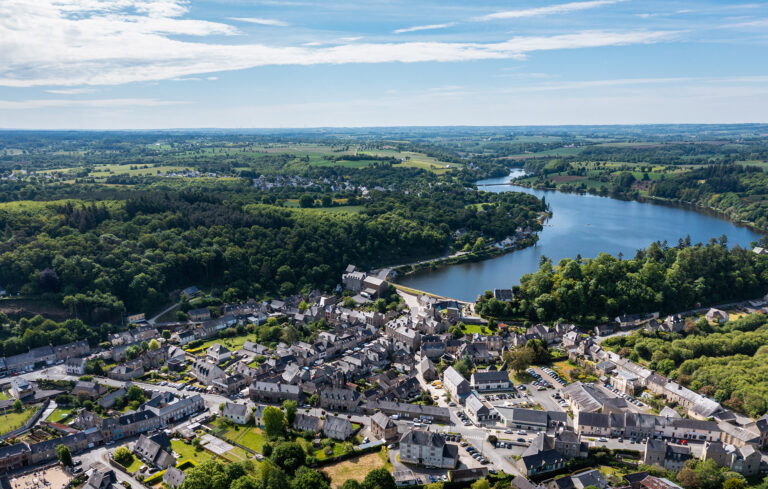 Vue aérienne du bourg de Jugon-les-Lacs et du grand étang